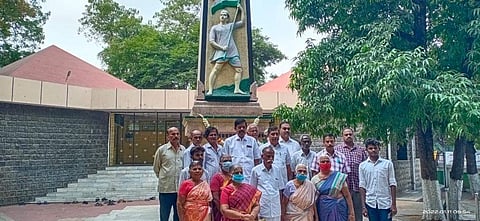 திருப்பூர் குமரனின் நினைவு நாளை முன்னிட்டு திருப்பூர் ரயில் நிலையம் அருகில் உள்ள குமரன் நினைவகத்தில் மரியாதை செலுத்திய தமிழ்நாடு சுதந்திர போராட்ட வீரர்கள் மற்றும் வாரிசுகள் சமிதியினர்.