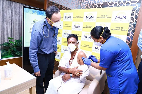 பூஸ்டர் தடுப்பூசி செலுத்திக்கொண்டார் ஓபிஎஸ்!