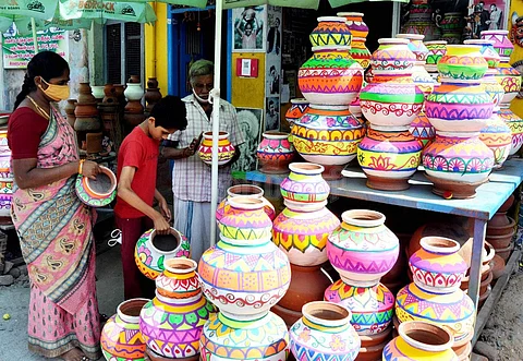 பொங்கல் பண்டிகைக்காக  சேலம் குமாரசாமிபட்டியில் பானை வாங்கும் பொதுமக்கள்.