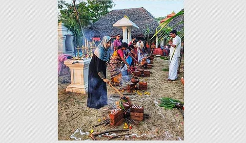 சீர்காழி அருகே காரைமேடு கிராமத்தில் அனைத்து மதத்தினரும் சேர்ந்து சமத்துவ பொங்கல் வைத்துக் கொண்டாட்டம்.
