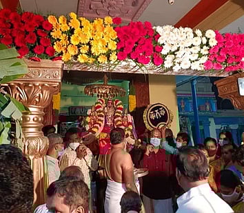 திருப்பத்தூா் கோட்டை ஸ்ரீ கஜேந்திர வரதராஜப் பெருமாள் கோயிலில் நடைபெற்ற பரமபதவாசல் திறப்பு வைபவம்.