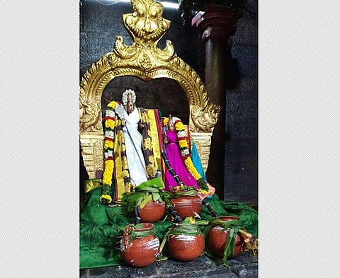 தை பொங்கலை முன்னிட்டு திருப்பரங்குன்றம் சுப்பிரமணியசுவாமி கோயிலில் பாரம்பரிய முறைப்படி மண்பானைப் பொங்கல் வைத்து சிறப்பு பூஜை செய்யப்பட்டது.