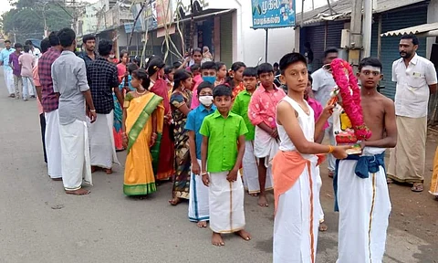 பேளூரில் மார்கழி வழிபாட்டு ஊர்வலம் நடத்திய சிறுவர்–சிறுமியர்.