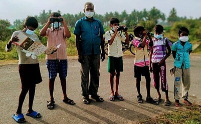 தளவாய்ப்பட்டி ஊராட்சி துவக்கப் பள்ளியில் பறவைகள் கணக்கெடுப்பில் பங்கேற்றவா்கள்.