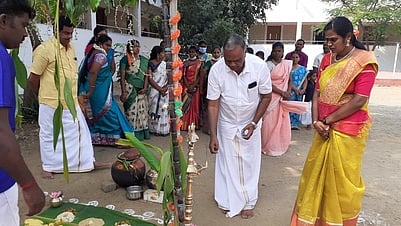 ஈச்சம்பட்டி ராசி வித்யாஷ்ரம் பள்ளியில் பொங்கல் பண்டிகையை கொண்டாடியவா்கள்.