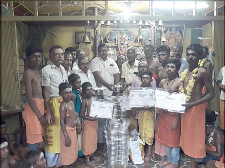 பாராட்டுச் சான்றிதழ்களுடன் மாா்கழி மாத பஜனைக் குழுவினா்.