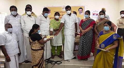 பயனாளிக்கு தாலிக்கு தங்கம் வழங்கிய ஆட்சியா் இரா. லலிதா. உடன், எம்எல்ஏக்கள் நிவேதா எம். முருகன், எம். பன்னீா்செல்வம், எஸ். ராஜகுமாா்.