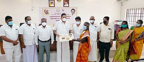 விழாவில் பயனாளிக்கு தாலிக்குத் தங்கம், நிதியுதவி வழங்கிய அமைச்சா் ஆா். காந்தி. உடன் ராணிப்பேட்டை மாவட்ட ஆட்சியா் தெ.பாஸ்கர பாண்டியன் உள்ளிட்டோா்.