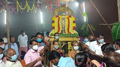 திருக்கண்ணமங்கை பக்தவத்ஸலப் பெருமாள் கோயிலில் பரமபத வாசல் வழியாக வரும் பெருமாள்.