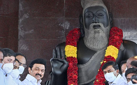 தமிழ் வளர்ச்சி துறையால் ஆண்டுதோறும் திருவள்ளுவர் திருவுருவ சிலைக்கு தைத் திங்கள் இரண்டாம் நாளான  திருவள்ளுவர் தினத்தில் மாலை அணிவித்தும், மலர் தூவியும் மரியாதை செலுத்தினார்.