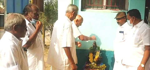 மைலம்பட்டி திருவள்ளுவர் நற்பணி மன்றத்தின் சார்பில்  திருவள்ளுவர் சிலைக்கு சனிக்கிழமை மாலை அணிவித்து மலர்தூவி மரியாதை செலுத்தும் நிர்வாகிகள் 