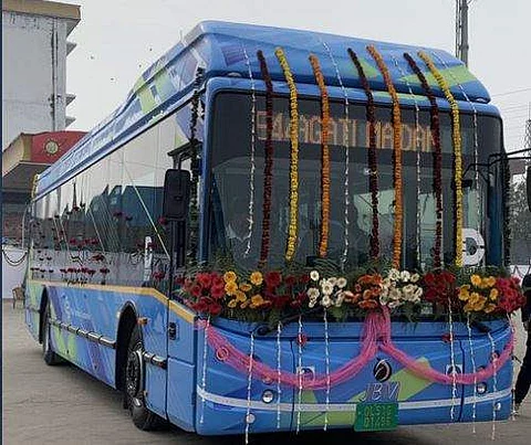 தில்லியில் மின்சாரப் பேருந்து சேவை: முதல்வர் கேஜரிவால் தொடக்கிவைத்தார்