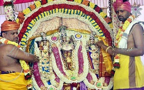 தைப்பூசத்தை ஒட்டி 16 வகையான மங்கல திரவியங்கள் கொண்டு மூலவருக்கு அபிஷேகம் நடைபெற்றது. இதனையடுத்து சுப்பிரமணிய சுவாமி, ரத்தின அலங்காரத்தில் காட்சியளித்தார்.