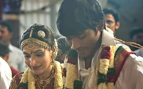 சூப்பர் ஸ்டார் ரஜினிகாந்த் மகளை காதலித்து திருமணம் செய்துக் கொண்ட தனுஷும், ஐஸ்வர்யா ரஜினிகாந்தும் தங்களின் 18 வருட திருமண வாழ்க்கை முடிவுக்கு வருவதாக தற்போது அறிவித்துள்ளனர்.