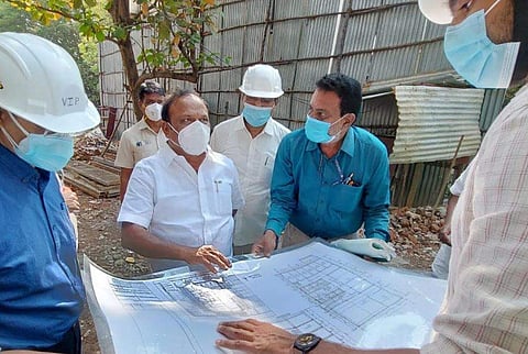 சென்னை அண்ணா நகர் தொழிலாளர் குடியிருப்பு வளாகத்தில் கட்டப்பட்டு வரும் புதிய தொழிலாளர் ஆணையர் அலுவலகத்தை தொழிலாளர் நலன் மற்றும் திறன் மேம்பாட்டுத்துறை அமைச்சர் சி.வி.கணேசன் ஆய்வு செய்தார். 