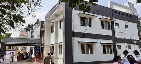 தமிழக முதல்வர் மு.க.ஸ்டாலின் சென்னை தலைமைச் செயலகத்தில் இருந்தப்படி காணொலிக் காட்சி வாயிலாக திறந்து வைத்த மன்னார்குடி புதிதாக கட்டப்பட்ட வருவாய் கோட்டாட்சியர் அலுவலகம்.