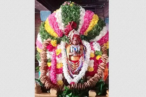 அனுமன் ஜெயந்தி விழாவை முன்னிட்டு மானாமதுரை வீர அழகர் கோயிலில் சிறப்பு அலங்காரத்தில் அருள்பாலித்த உற்சவர் ஸ்ரீ வீர ஆஞ்சனேயர் சுவாமி.
