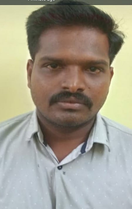 பாலமேடு ஜல்லிக்கட்டுப் போட்டியின் போது காளைகளைத் தாக்கிய இளைஞா் கைது