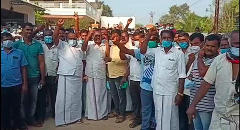 முன்னாள் அமைச்சர கே.பி.அன்பழகனின் வீட்டின் அருகே திரண்டுள்ள அவரது ஆதரவாளர்கள்