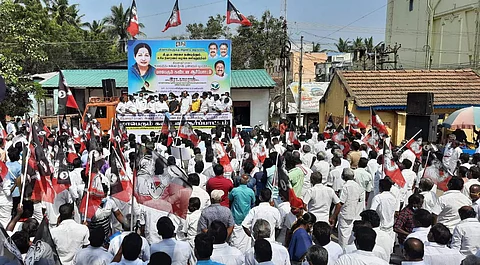 மன்னார்குடியில் திமுக அரசை கண்டித்து ஆர்ப்பாட்டத்தில் ஈடுப்பட்ட அதிமுகவினர் .
