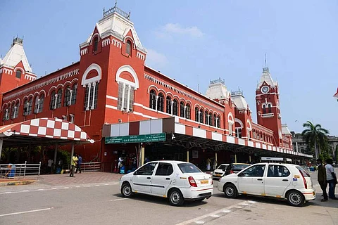 எழும்பூர், சென்ட்ரல் ரயில் நிலையங்களில் இருநதும் பயணிகளின் வசதிக்காக வாடகை ஆட்டோக்கள் இயக்கப்பட்டதால் பயணிகள் இடையூறின்றிப் பயணித்தனர்.