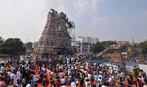 பிரசித்தி பெற்ற சென்னை வடபழனி முருகன் கோவில் புனரமைக்கப்பட்ட பிறகு இன்று ஆகம விதிப்படி வெகு விமரிசையாக குடமுழுக்கு நடைபெற்றது.