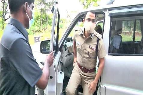 ஒரு நபர் ஆணையத்தின் ஆஜராகும் கபில்குமார் சரத்கார்.