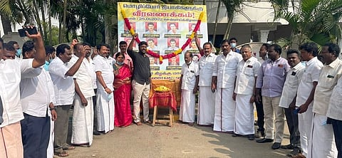 கும்மிடிப்பூண்டி அருகே பெருவாயலில் நடைபெற்ற மொழிப்போா் தியாகிகளுக்கு வீரவணக்கம் செலுத்தும் நிகழ்ச்சியில் பங்கேற்ற திமுகவினா்.