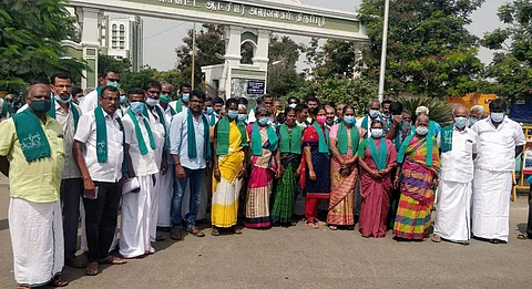 திருப்பூர் மாவட்ட ஆட்சியர் அலுவலகத்தை செவ்வாய்க்கிழமை முற்றுகையிட்டு ஆர்ப்பாட்டத்தில் ஈடுபட்ட பள்ளபாளையம் கிராம மக்கள் மற்றும் விவசாயிகள் சங்கத்தினர்.