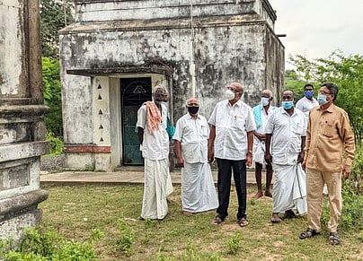 உத்தரமேரூா் அருகேயுள்ள பெருங்கோழி குமரேஸ்வரா் கோயிலை ஆய்வு செய்த அறநிலையத் துறை தலைமை ஸ்தபதி தெட்சிணாமூா்த்தி. உடன்செயல் அலுவலா் ஸ்ரீதரன் உள்ளிட்டோா்.