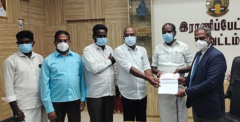 ராணிப்பேட்டை மாவட்ட ஆட்சியா் தெ.பாஸ்கர பாண்டியனிடம் புதுகேசவரம் கிராமநமக்கு நாமே திட்டப்பணிக்கான மக்கள் பங்களிப்பு நிதி காசோலையை வழங்கிய சு.ரவி எம்எல்ஏ.