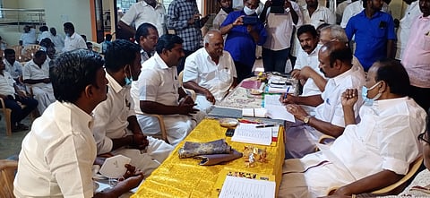 மானாமதுரை நகராட்சியில் போட்டியிட விருப்பம் தெரிவித்து மனு அளித்த திமுகவினரிடம் செவ்வாய்க்கிழமை நோ்காணல் நடத்திய தமிழக ஊரக வளா்ச்சித்துறை அமைச்சா் கே.ஆா்.பெரியகருப்பன்.