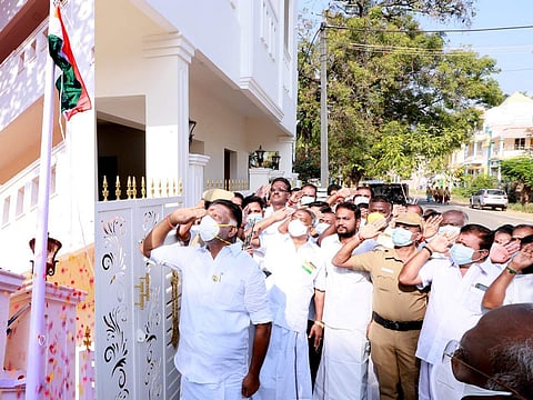 போடியில் ஓ.பன்னீர்செல்வம் தேசியக் கொடியேற்றி மரியாதை