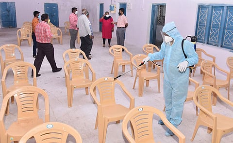 கோவை உப்பிலிபாளையம் சாலையில் உள்ள மாநகராட்சி திருமண மண்டபத்தில் கரோனா சிகிச்சை அளிப்பதற்காக அமைக்கப்பட்டுள்ள மையத்தை ஆய்வு செய்கிறாா் மாநகராட்சி ஆணையா் ராஜகோபால் சுன்கரா.