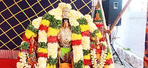 மானாமதுரை அப்பன் சீனிவாசப் பெருமாள் கோயிலில் நடைபெற்ற மண்டலபூஜை விழாவையொட்டி ஸ்ரீதேவி பூதேவி சமேதமாய் எழுந்தருளிய உற்சவர்