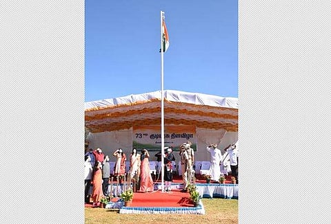 உதகையில் நடைபெற்ற குடியரசு நாள் விழாவில் தேசியக் கொடியை ஏற்றி வைத்த மாவட்ட வருவாய் அலுவலர் கீர்த்தி பிரியதர்ஷினி.