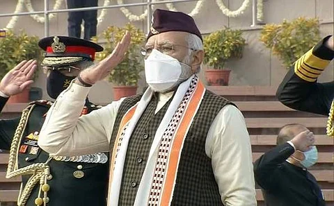உத்தரகண்ட் தொப்பி, மணிப்பூர் துண்டு அணிந்து வந்த பிரதமர் மோடி