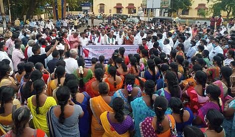 ஆா்ப்பாட்டத்தில் பங்கேற்ற பல்வேறு கட்சியினா்.