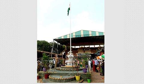 விருதுநகர் மாவட்ட விளையாட்டு அரங்கில்  73 ஆவது குடியரசு நாளையொட்டி தேசியக் கொடியை மாவட்ட ஆட்சியர் ஜெ. மேகநாத ரெட்டி ஏற்றி வைத்து புதன்கிழமை மரியாதை செலுத்தினார்.