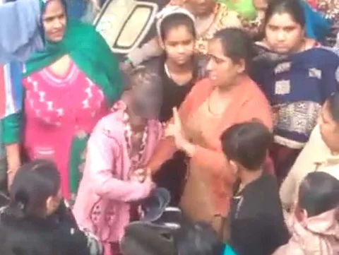 தில்லி: இளம்பெண்ணை பாலியல் வன்கொடுமை செய்து ஊர்வலம் அழைத்துச் சென்று கொடூரம்