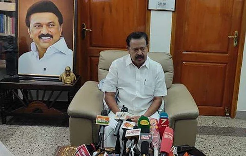 விழுப்புரத்தில் வெள்ளிக்கிழமை செய்தியாளரிடம் பேசிய உயர் கல்வித் துறை அமைச்சர் க.பொன்முடி