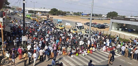 திருப்பூர் பல்லடம் சாலையில் டீகே டீமில் பேருந்து நிறுத்தம் அருகில் காலி குடங்களுடன் வெள்ளிக்கிழமை சாலை மறியலில் ஈடுபட்ட பொதுமக்கள்