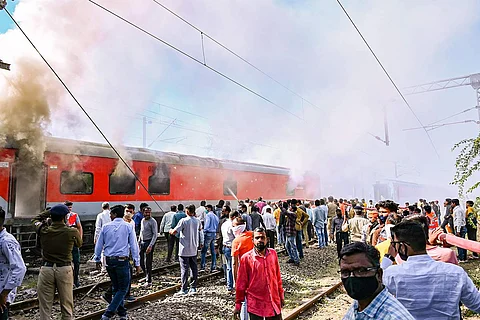 நந்துர்பார் ரயில் நிலையத்திற்குள் வந்து கொண்டிருந்த காந்திதாம்-புரி  எக்ஸ்பிரஸ் ரயிலில் உள்ள பேண்ட்ரி கார் பகுதியில் ஏற்பட்ட தீ.