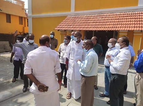 பழைய துறைமுக வளாகத்தில் உள்ள சுற்றுலா கட்டமைப்பு வளாகத்தை ஆய்வு செய்யும் முதல்வர்  ரங்கசாமி.