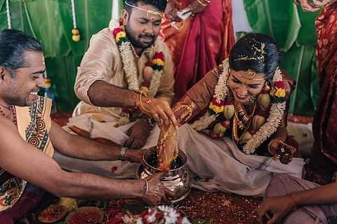 பிரபல திரைப்பட இயக்குநர் அஸ்வின் சரவணனுக்கும், எழுத்தாளரும் அவரது நீண்ட நாள் தோழியான காவ்யா ராம்குமாருக்கும் புதுச்சேரியில் திருமணம் நடைபெற்றது. படம்: ட்விட்டர்