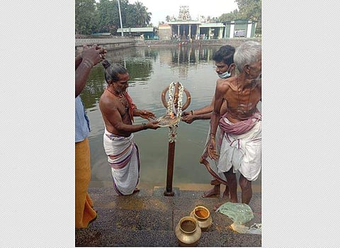 திருவெண்காடு சுவேதாரண்யேஸ்வரர் கோயிலில் மூன்று குளங்களில் அஸ்திர தேவருக்கு நடைபெற்ற அபிஷேகம் மற்றும் தீபாராதனை.