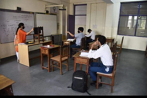 ஆசிரியர்களை ‘சார்’, ‘மேடம்’ என்று அழைக்காமல் டீச்சர் என்று அழைக்க அறிவுறுத்தல்!