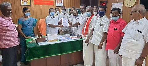 அங்கீகரிக்கப்பட்ட அரசியல் கட்சி பிரமுகர்கள் முன்னிலையில் இறுதி வாக்காளர் பட்டியலை வெளியிட்ட  கோட்டாட்சியர் சங்கரநாராயணன்.