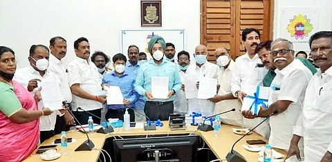 சென்னை மாவட்டத்தில் 16 சட்டப்பேரவைத் தொகுதிகளுக்கான இறுதி வாக்காளர் பட்டியலை சென்னை மாநகராட்சி ஆணையர் ககன்தீப் சிங் பேடி வெளியிட்டார்.