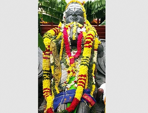 வாலாஜாபாத் பேருந்து நிலையத்தில் பொதுமக்களால் வழிபாடு செய்யப்பட்ட ஒரே கல்லாலான விஸ்வரூப அஷ்ட நாக  கல் கருடன்.